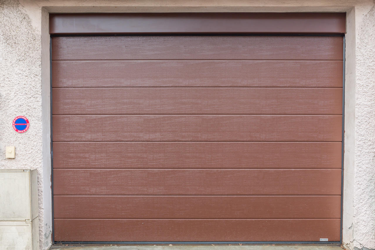Pose et motorisation de volets roulants monobloc