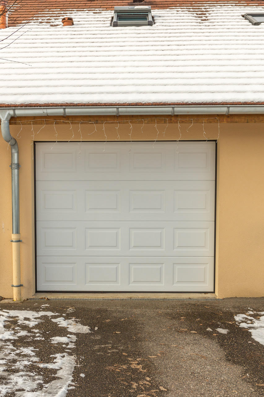 Pose d’une porte de garage sectionnelle à panneaux isolés