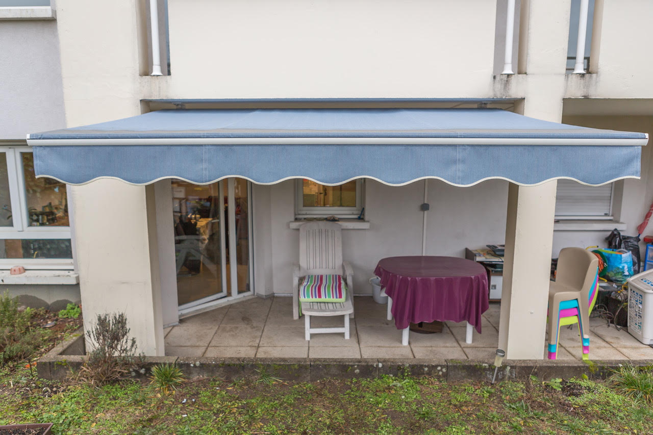 Pose d&rsquo;un store banne à manœuvre électrique