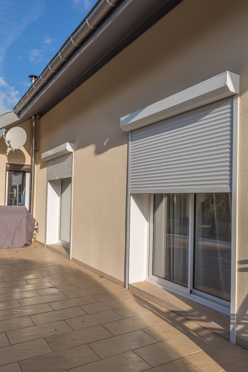 Installation de volets roulants monobloc